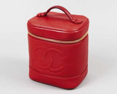 CHANEL
Vanity en cuir grené rouge, fermeture...