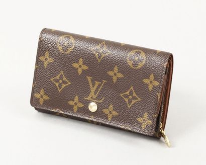 LOUIS VUITTON
Porte-billets, porte-monnaie...