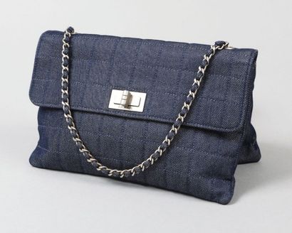 CHANEL
Sac 25cm en denim bleu matelassé à...