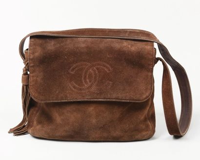 CHANEL
Sac besace 30cm en daim marron, rabat...