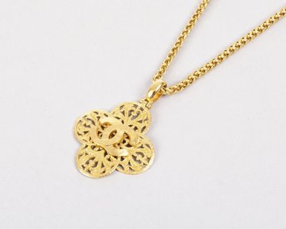 CHANEL
Pendentif quadrilobé à volutes rehaussé...