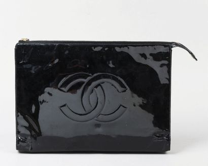 CHANEL
Porte document en cuir vernis noir,...