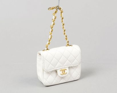 CHANEL
Mini sac 8cm figurant le «Timeless»...
