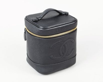 CHANEL
Vanity en cuir grené noir, fermeture...