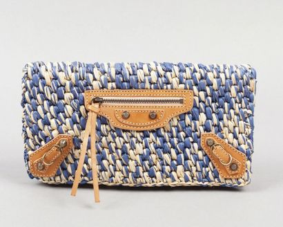 BALENCIAGA
Pochette «Classic» en rafia bicolore...