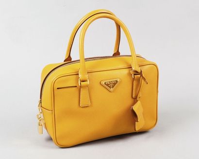 PRADA
Sac 19 cm en cuir pressé mandarine,...