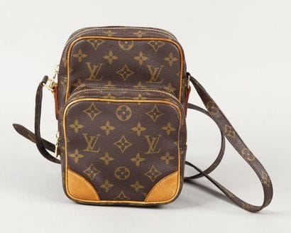 LOUIS VUITTON
Pochette «Amazone» en toile...