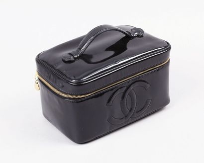 CHANEL
Vanity 22cm en cuir vernis noir, fermeture...