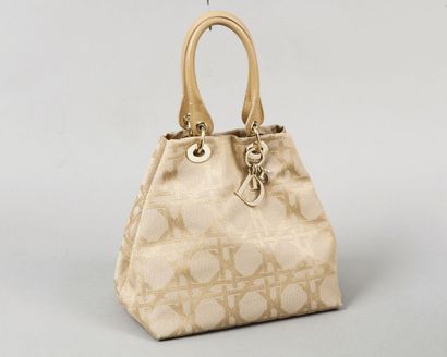 CHRISTIAN DIOR
Sac 26cm en toile figurant...