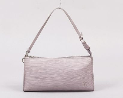 LOUIS VUITTON
Pochette accessoire en cuir...