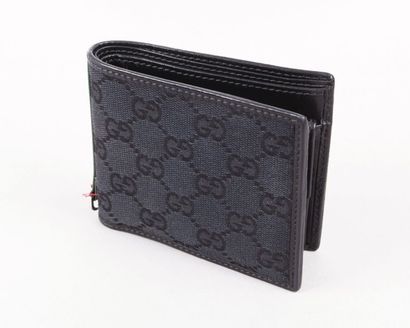 GUCCI
Porte cartes, porte-monnaie en toile...
