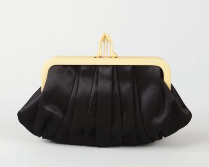 Christian LOUBOUTIN
Pochette «croissant»...