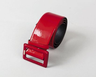 CHANEL
Ceinture réglable en cuir vernis rouge....