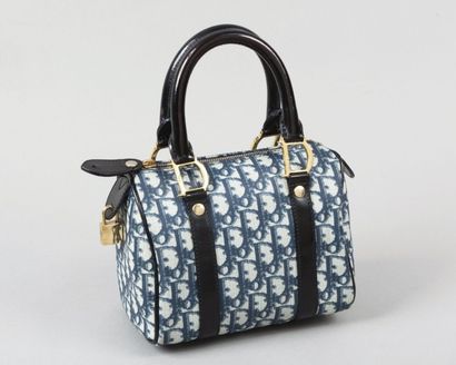 CHRISTIAN DIOR
Petit sac 20cm en toile enduite...