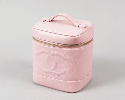 CHANEL
Vanity en cuir grené rose à surpiqûres...