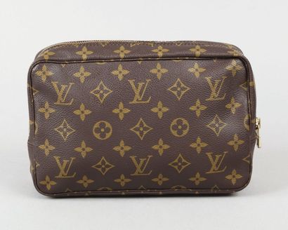 LOUIS VUITTON
Trousse de toilette en toile...