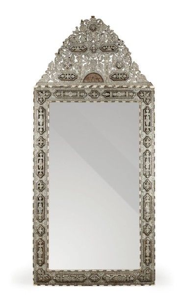 Important miroir en noyer, découpé entièrement...