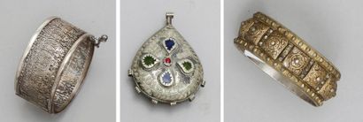 Deux bracelets et un pendentif, bermil, en...