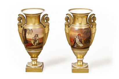Porcelaine de Paris, paire de vases à protomé...