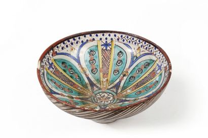 Plat, mokhfia, en faïence polychrome, Maroc,...