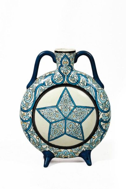 Vase gourde en céramique à décor orientalisant,...