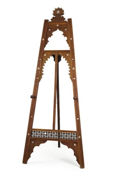 Grand chevalet en bois sculpté, Proche-Orient,...