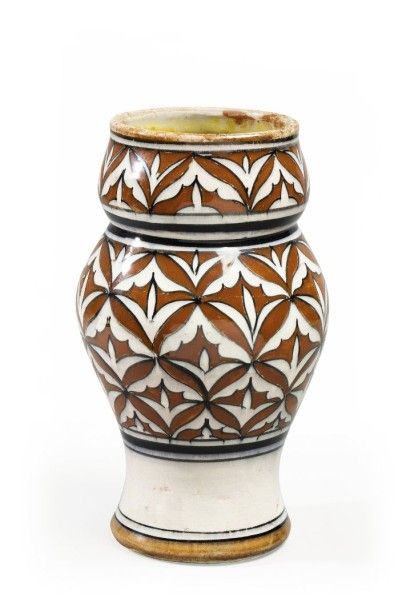 Vase en forme de jarre en faïence à décor...