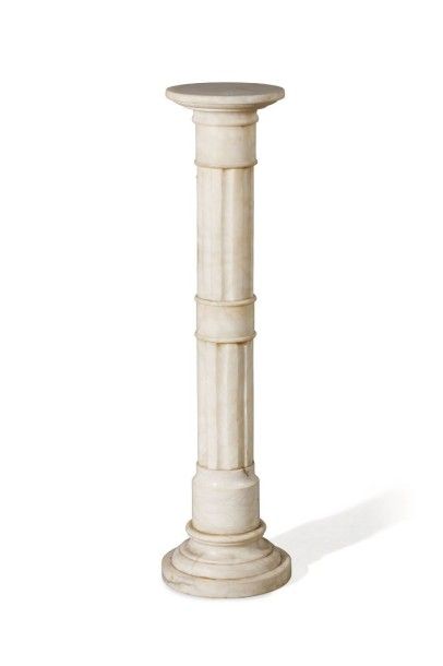 Colonne lumineuse en marbre sculpté.
