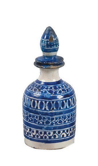 Flacon et bouchon en faïence à décor bleu-et-blanc...