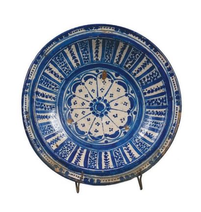 Petit plat, ghotar, en faïence à décor bleu-et-blanc,...