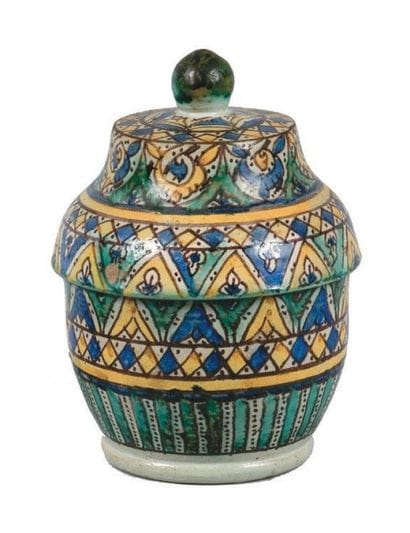 Pot à beurre, jobbana, en faïence polychrome...