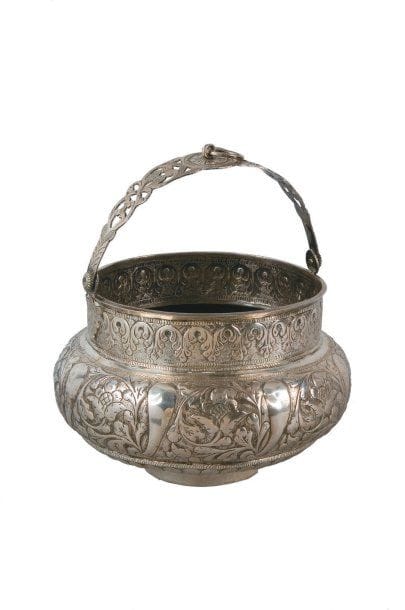 Bol (tâs) de hammam en argent à décor ciselé...