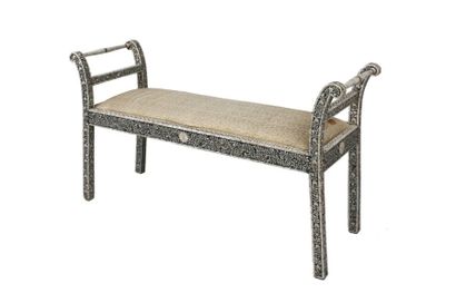 Grande banquette à accoudoirs incurvés, en...