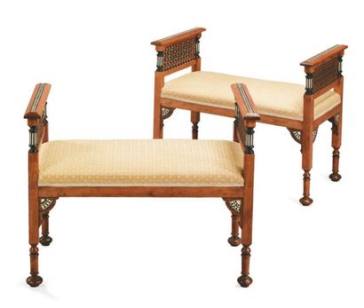 Paire de banquettes en noyer incrusté d'os...