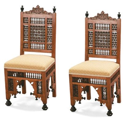 Paire de chaises d'enfants en noyer. Le dossier...