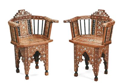 Paire de fauteuils en noyer incrusté de nacre...
