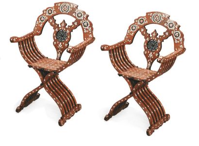 Paire de fauteuils Dagobert en noyer incrusté...