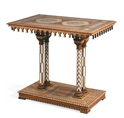 Superbe table de milieu en noyer incrusté...