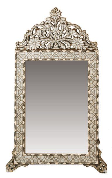 Miroir en noyer entièrement incrusté de nacre...