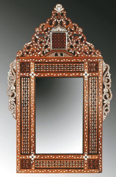 Miroir en noyer découpé et incrusté de nacre...