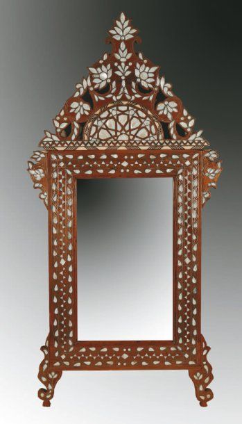 Miroir en noyer découpé et incrusté de nacre...
