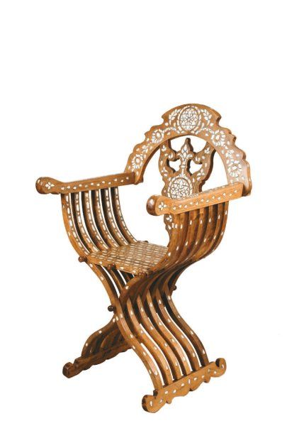 Fauteuil Dagobert en noyer découpé, sculpté...