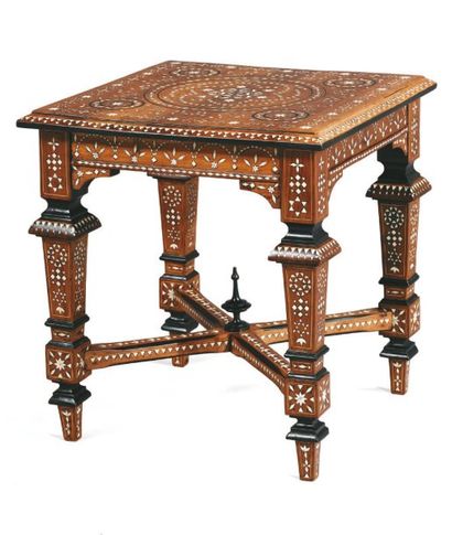 Table basse carrée en noyer incrusté de nacre,...