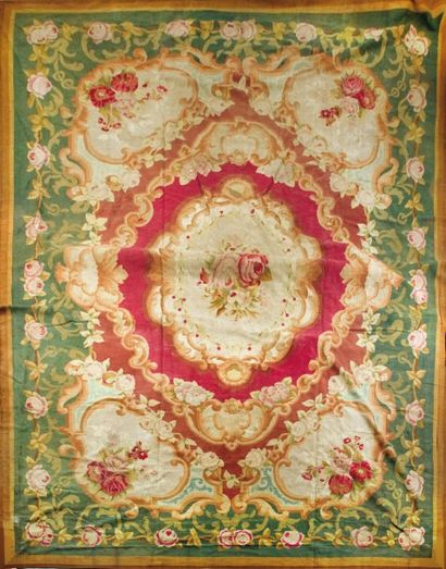 Tapis à décor de roses dans un médaillon...