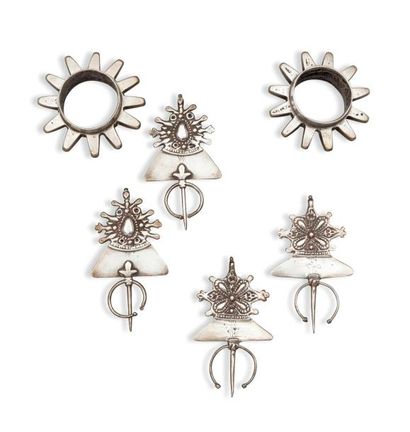 Deux paires de fibules et une paire de bracelets,...