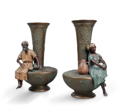 Ecole orientaliste du XXème siècle Deux vases...