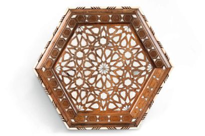 Guéridon hexagonal en noyer incrusté de nacre...