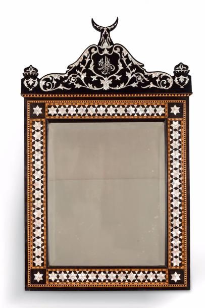 Miroir ottoman en bois marqueté d’acajou,...