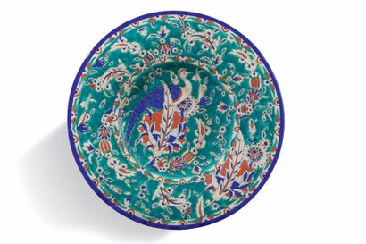 KERAMIS, Grand plat dans le style d’Iznik,...