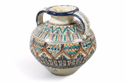 Deux cruches, Hallâb, en faïence polychrome,...